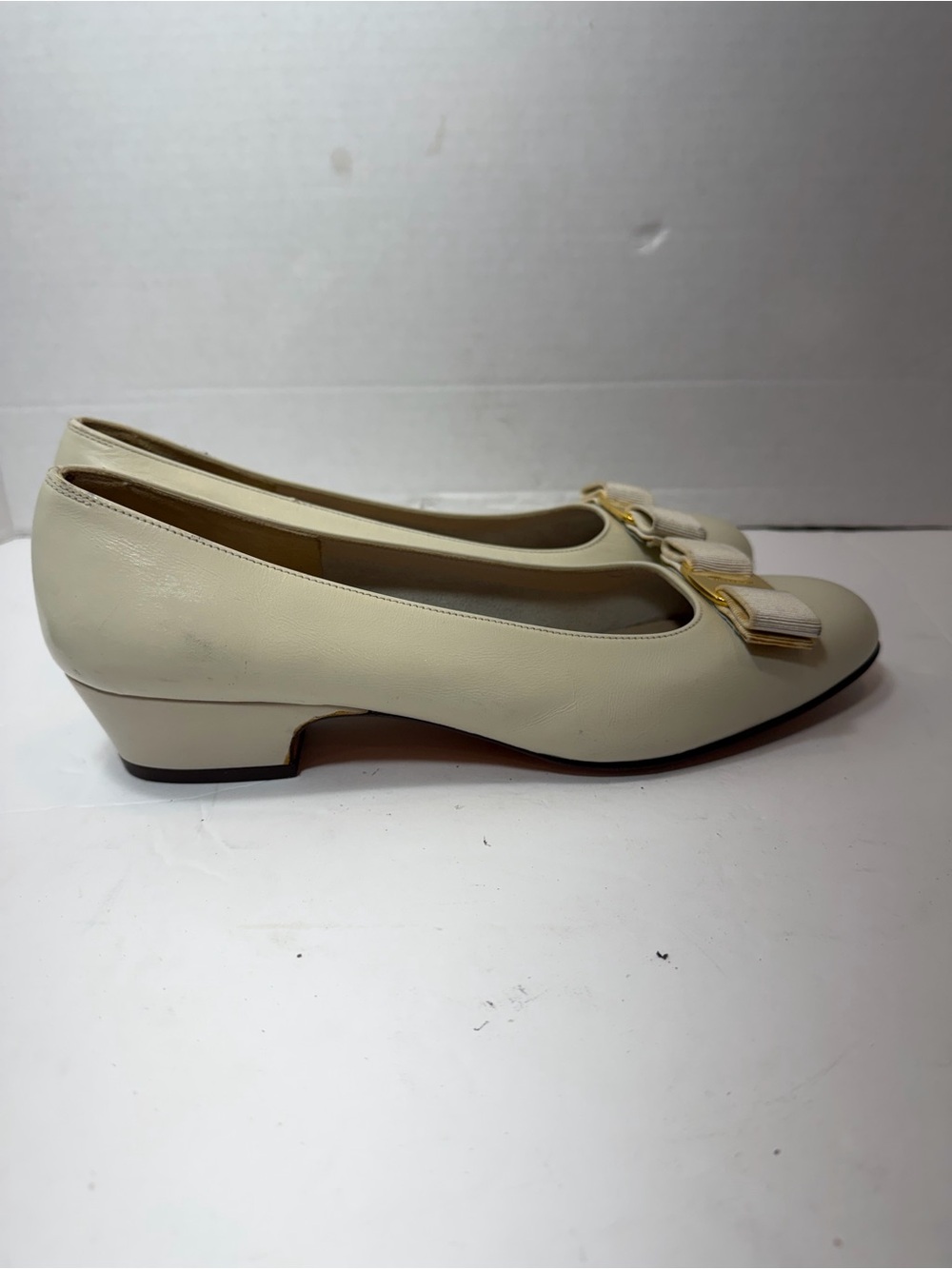 Salvatore Ferragamo Cream Leather Calfskin Classic Vara Pumps Size 8.5B - Picture 3 of 7